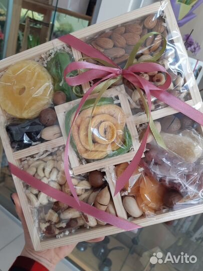 Подарочный бокс с орехами и сухофруктами