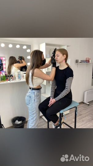 Гримерное зеркало с лампочками и полкой