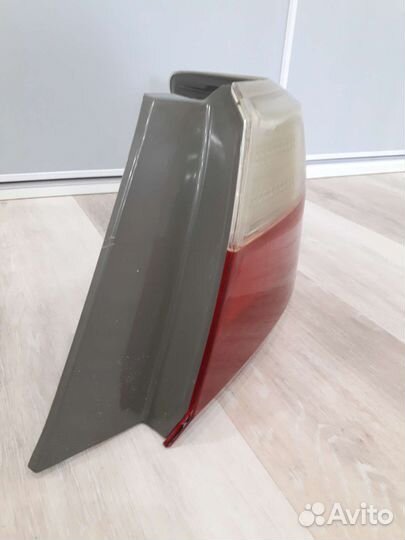 Стоп сигнал правый на toyota premio ZRT260