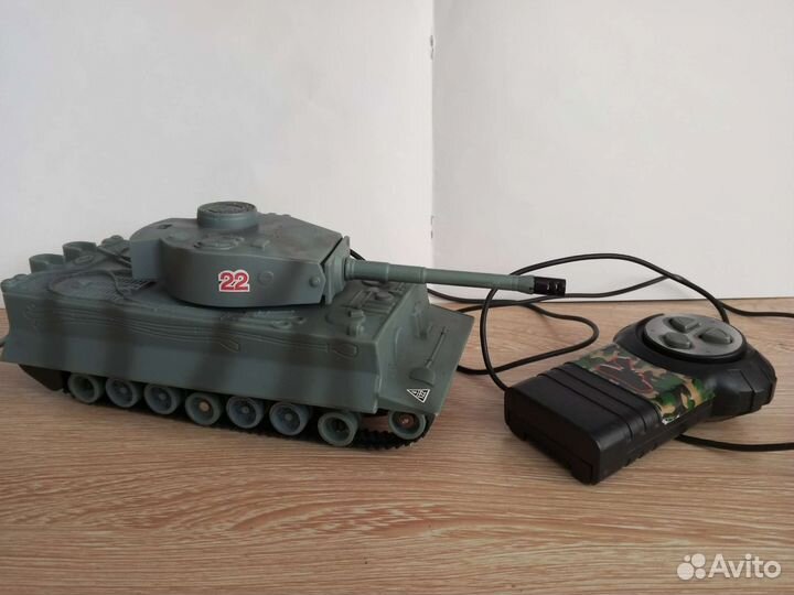 Игрушечный танк на батарейках