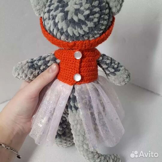 Вязаная плюшевая кошечка в платьице ручной работы
