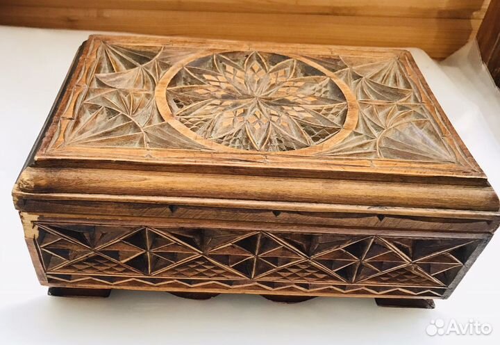 Шкатулка резная из дерева