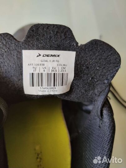 Футбольные бутсы с шипами