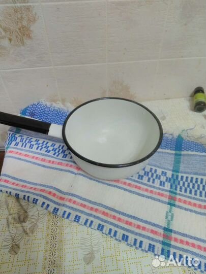 Ковш эмалированный,доска разделочная,сито для муки