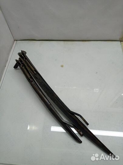 Поводок стеклоочистителя передний Лада 2112