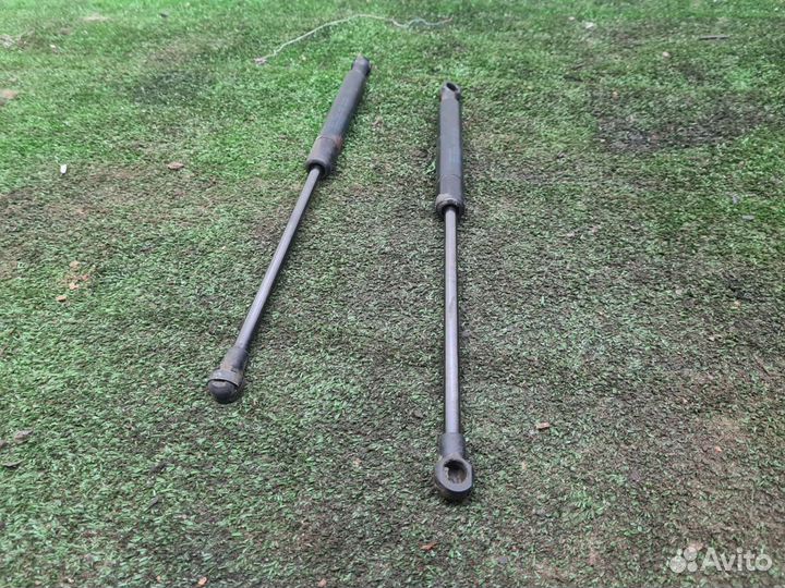 Амортизатор стекла багажника Touareg 1