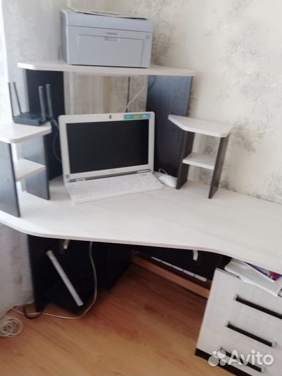 Продам компьюторный стол с выдвижными ящиками