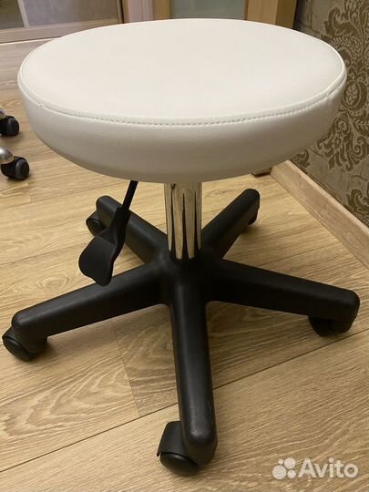 Продаю новый белый стул для мастера на колесиках