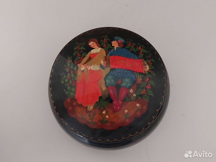 Шкатулка лаковая миниатюра,роспись. Металл СССР
