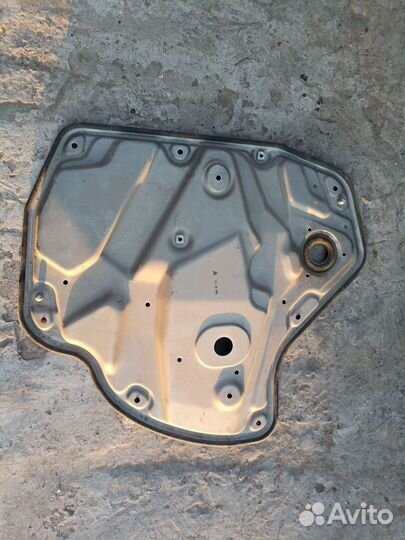 Щит стеклоподъемника задний прав Skoda Octavia A5