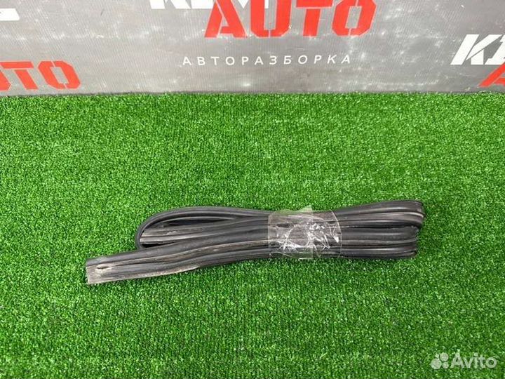 Уплотнитель капота Ford Focus 3 седан 2.0L duratec