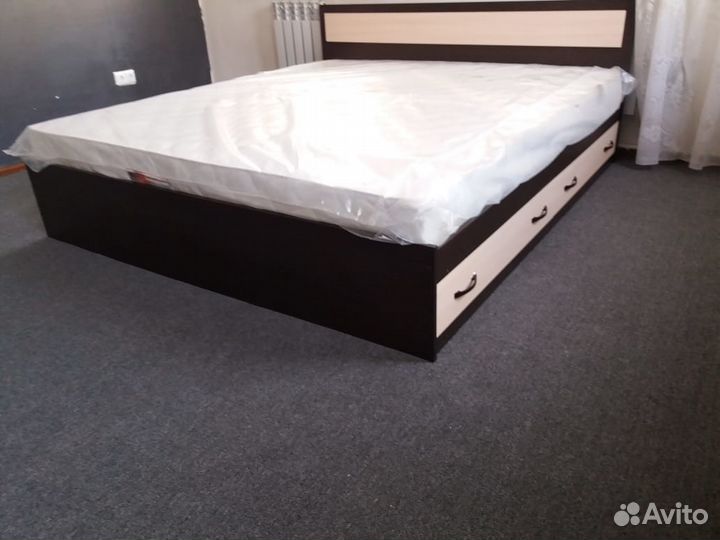 Кровать с матрасом