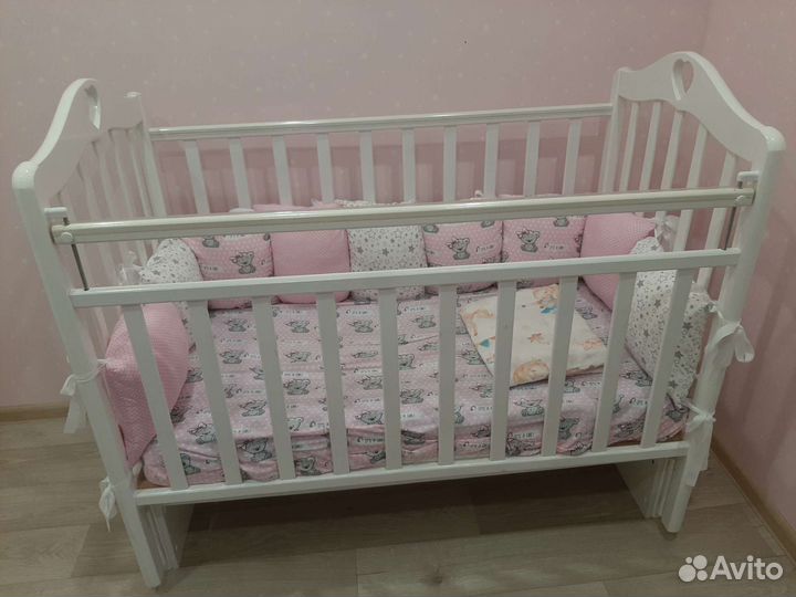 Детская кроватка с продольным маятником