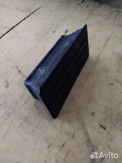 Опора передней рессоры передняя правая