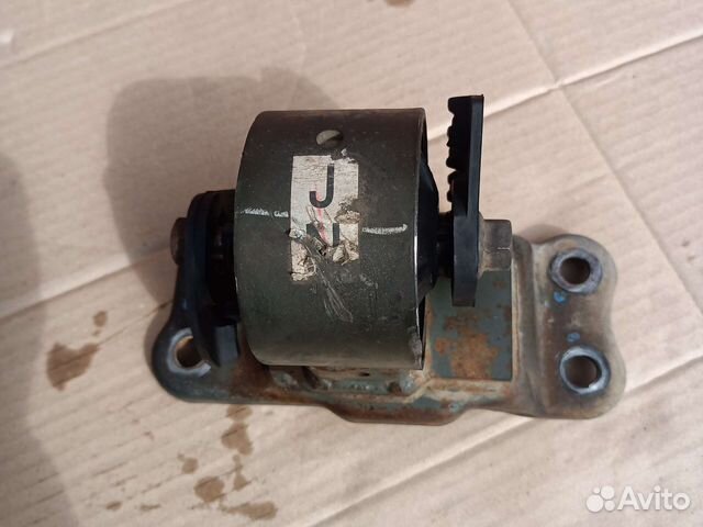 Подушка двигателя левая на Mitsubishi lancer 9