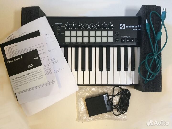 Novation Launchkey 25 MK2 и педаль stagg susped 5