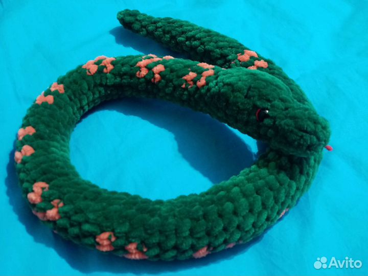 Вязаная мягкая игрушка змея