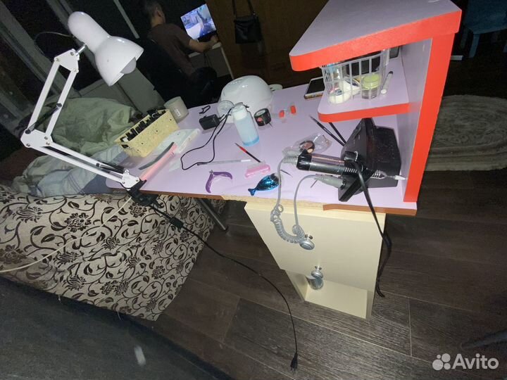 Маникюрный стол с пылесосом