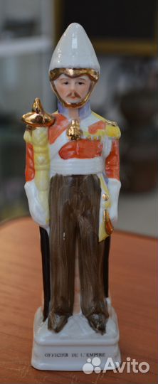 Фарфоровая статуэтка- офицер