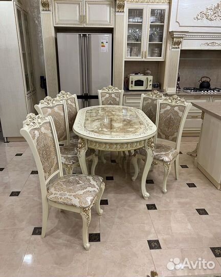 Стол и стулья 
