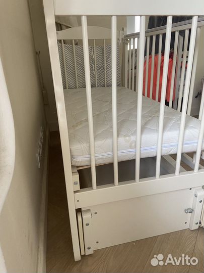 Детская кроватка с универсальным маятником