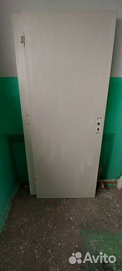 Дверь входная деревянная от застройщика. Хорошая