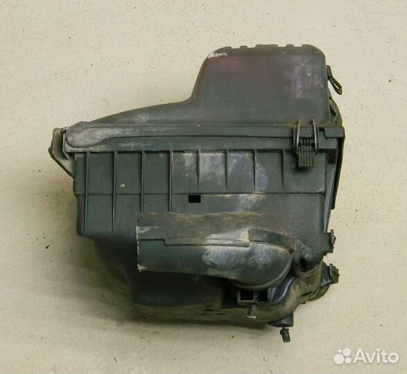 Корпус воздушного фильтра VW Golf 3 (дефект)