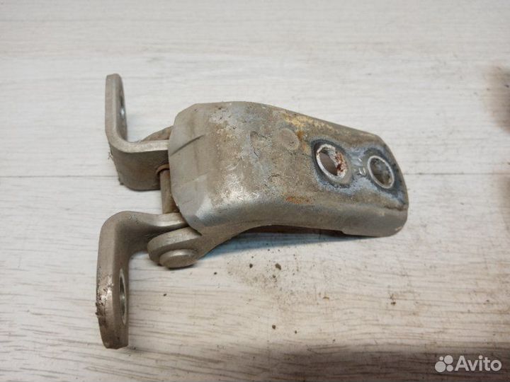 Петли двери передние правые Toyota Avensis CDT220L