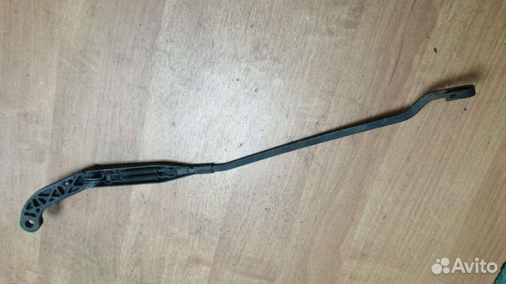 Поводок стеклоочистителя правый Audi 80