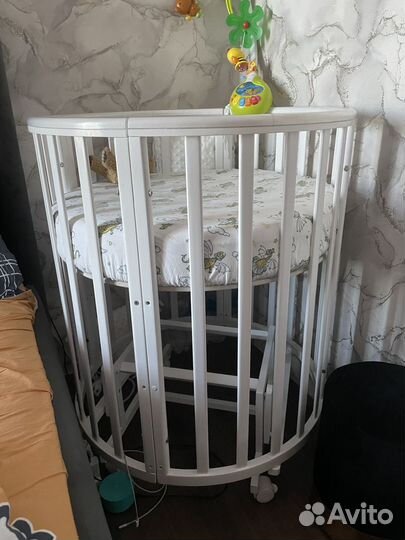 Детская кроватка с маятником круглая