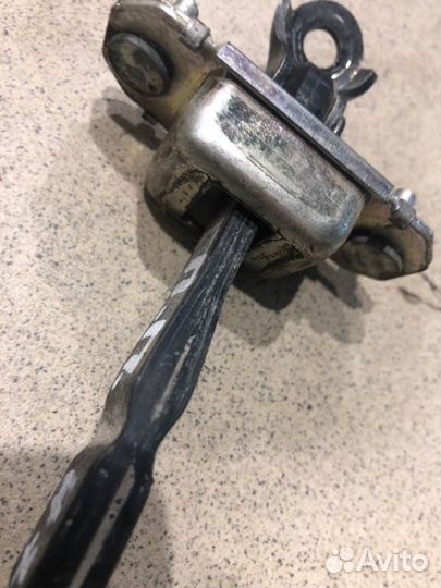 Ограничитель двери передний правый Subaru Impreza