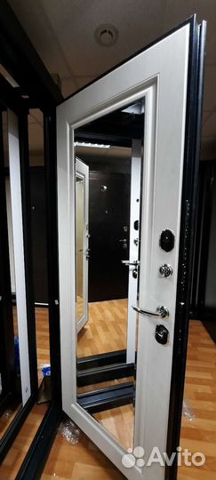 Дверь входная, 7,5 см. с зеркалом, со склада