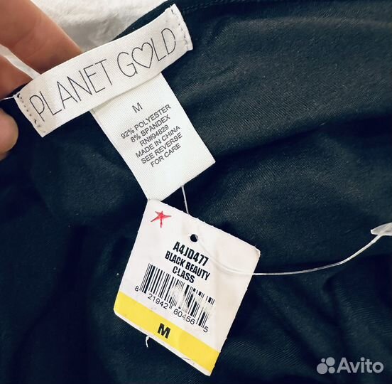 Черное платье с красивым декольте