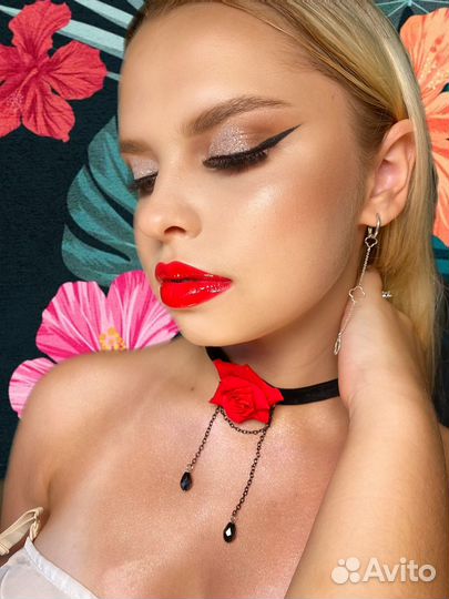 Модель на яркий макияж