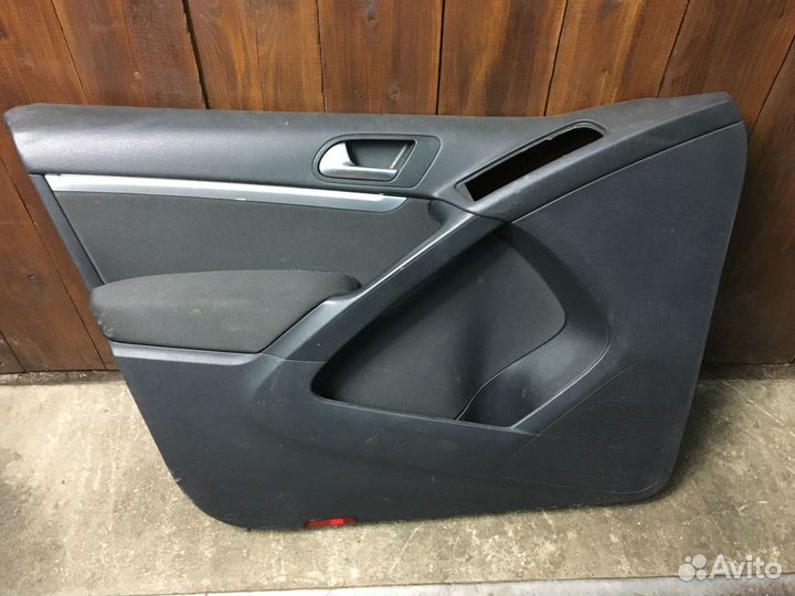 Обшивка двери передняя левая Volkswagen Tiguan 1