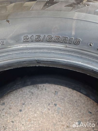 Bridgestone Blizzak Spike-02 215/65 R16 98T