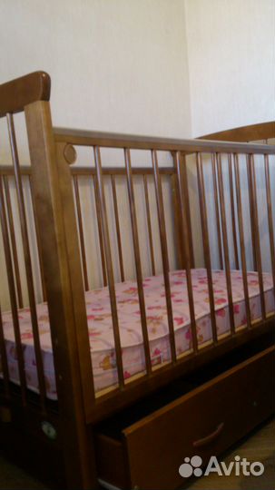 Детская кроватка-маятник