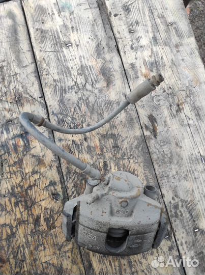 Суппорт передний правый Mazda Demio DY3R DY3W DY5R