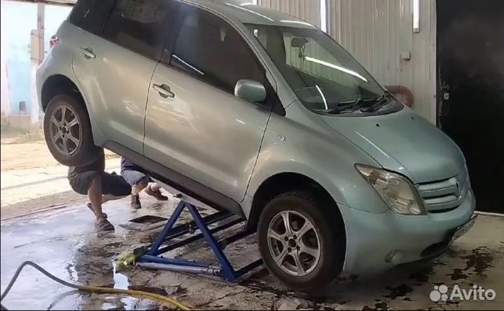 Мойка днища автомобиля на подьемнике