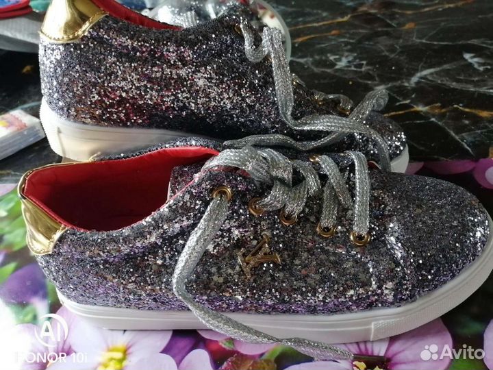 Кроссовки женские