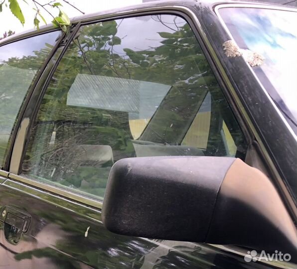 Audi 100 Стекло правой передней двери