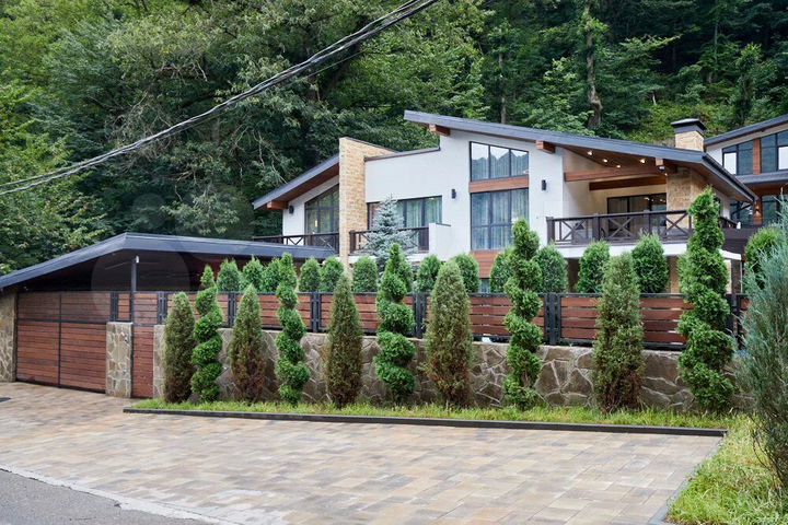 Коттедж 300 м² на участке 7 сот.