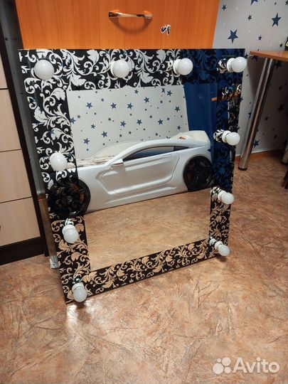 Гримерное зеркало с лампочками