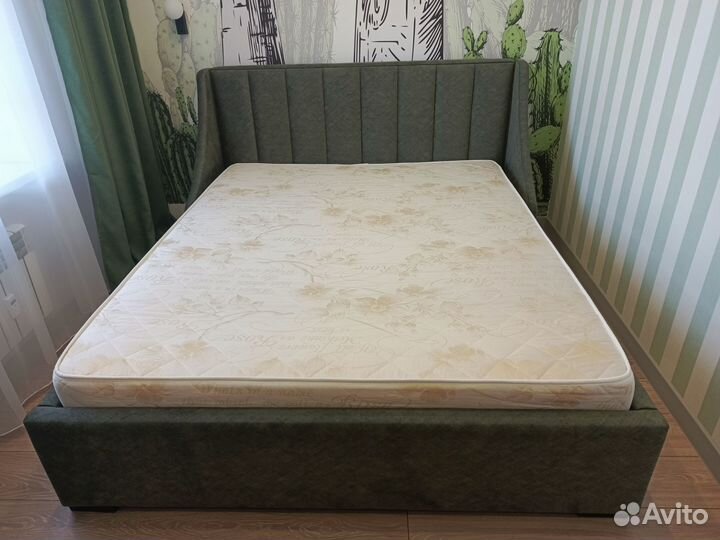 Кровать двухспальная с матрасом