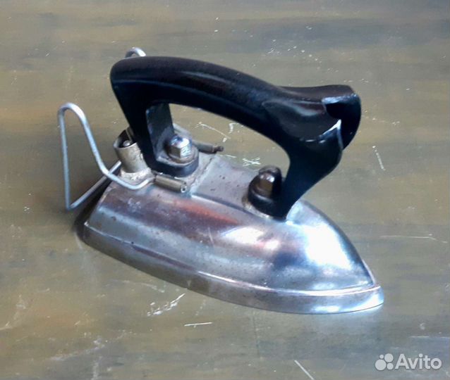 Старинный электрический утюг 1947года