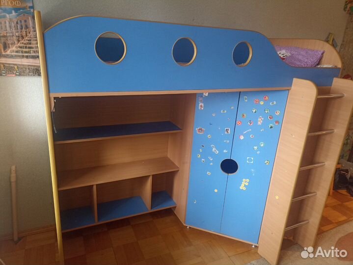 Детская кровать чердак со столом и шкафом