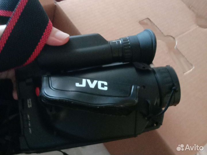 Видеокамера JVC GR-AX63