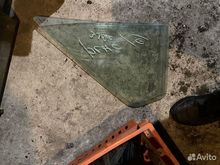 Форточка задняя левая renault 19