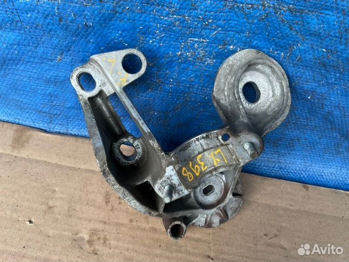 Кронштейн подушки двигателя левый Audi A4 B7 \ 8E