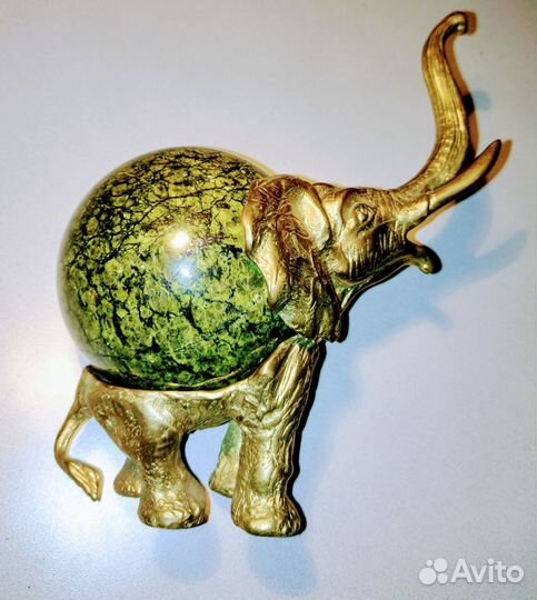 Статуэтка слон из бронзы с шаром из змеевика